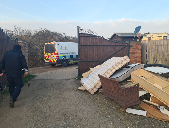 Biggin Hill &amp; Darwin SNT executed a warrant with Border Force down Layhams Road. 3 have been arrested for immigration offences.