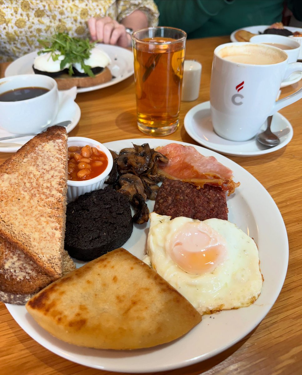 Does it get much better than a Full Scottish Breakfast? 🏴󠁧󠁢󠁳󠁣󠁴󠁿🍳☕️
Bacon, Sausage, Potato Scone, Stornoway Black Pudding, Fried Egg, Beans, Mushrooms, Toast and Regular Tea or Coffee, PLUS a glass of Fresh Orange Juice 🍊FOR ONLY: £9.95 or 2 FOR £18.00 #caulders #fryup