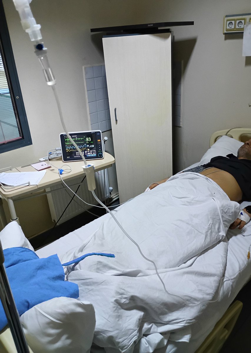 İki gündür böyle makinaya bağlıyorlar çok ağır ağrı kesici veriyorlar hiç fayda sağlamıyor hepinizi Allah cc rızası için seven kardeşiniz.