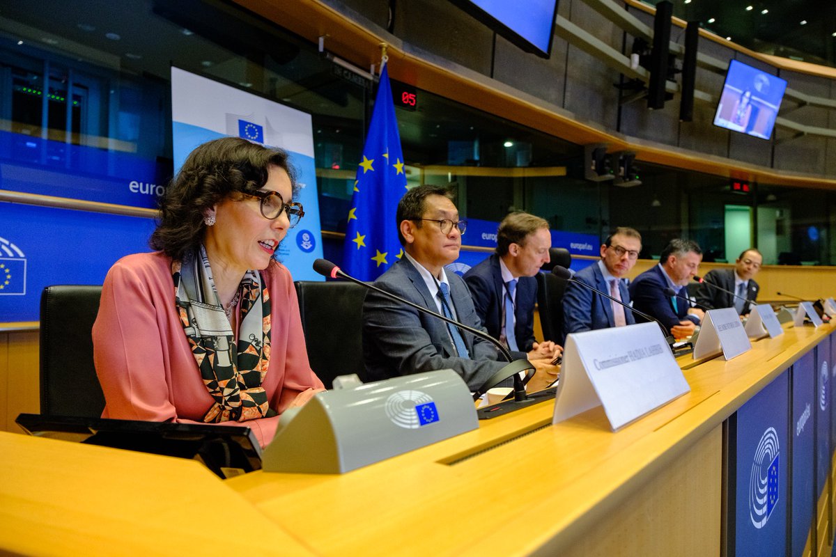 hadjalahbib's tweet image. Some tragedies stay with you forever. I remember Dec 2004 vividly. Shocking images, 230,000 lives lost.
Despite the distance, 🇪🇺 was the 1st donor on the ground: €550M in emergency aid, €2B for reconstruction.
We have a strong cooperation on disaster preparedness ever since