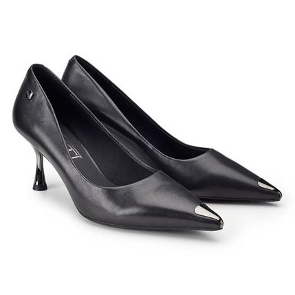 tranoidue's tweet photo. Sono molto arrabbiata perché le scarpe che volevo per San Valentino non sono arrivate e sono anche finite. Qualcuno ne pagherà le conseguenze! https://t.co/wGnJ2siSFo