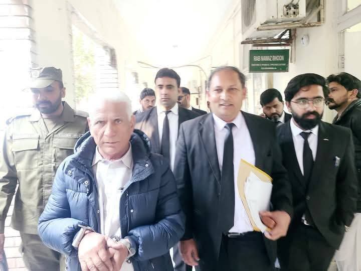 پاکستان تحریک انصاف گجرات کے بزرگ رہنما،  سابق رکن قومی اسمبلی سید فیض الحسن شاہ صاحب کو پہلے 13 دن اغواء رکھا گیا اور پھر دہشتگردی کے جھوٹے مقدمے میں ڈال کر مسلسل فسطائیت اور بربریت کا نشانہ بنایا جا رہا، فیض الحسن شاہ صاحب کا جرم صرف عمران خان کے نظریہ پر ڈٹے رہنا ہے۔