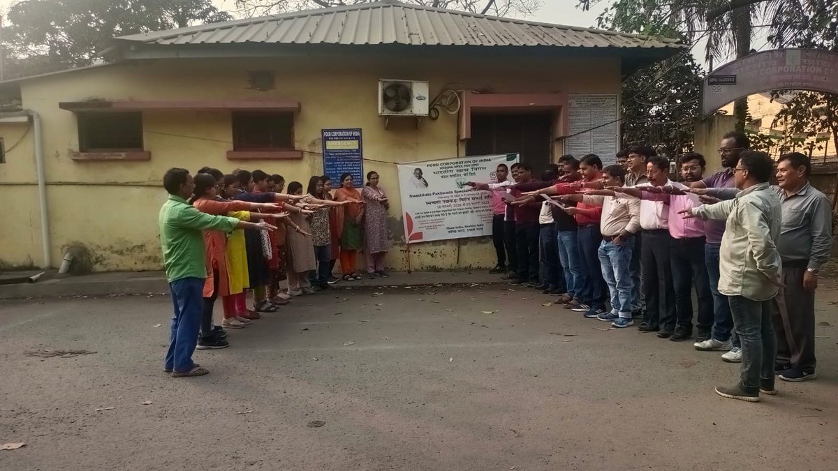 Observing Swachhta Pakhwada ( Special Cleanliness Drive), by taking Swachhata Oath at DO PD.