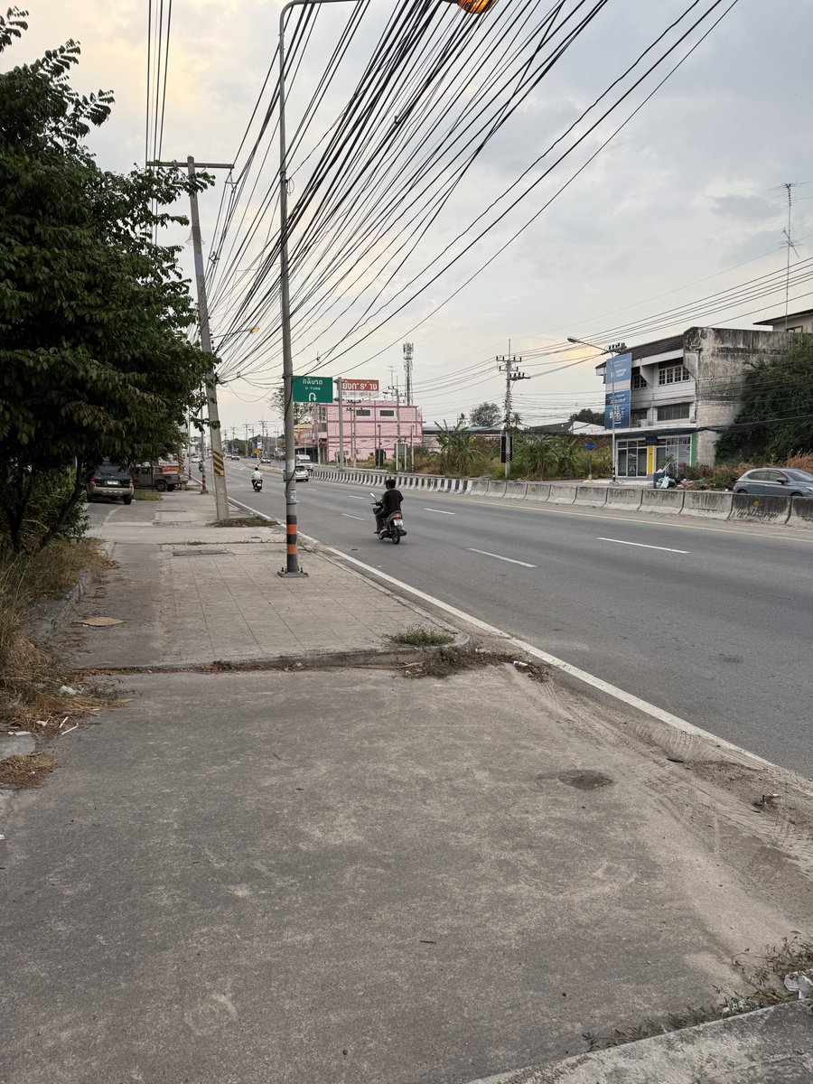 「衝突事故が起きてUターン標識が倒れました…..モーターバイクにぶつかるのはこれで」|フェルティアのイラスト