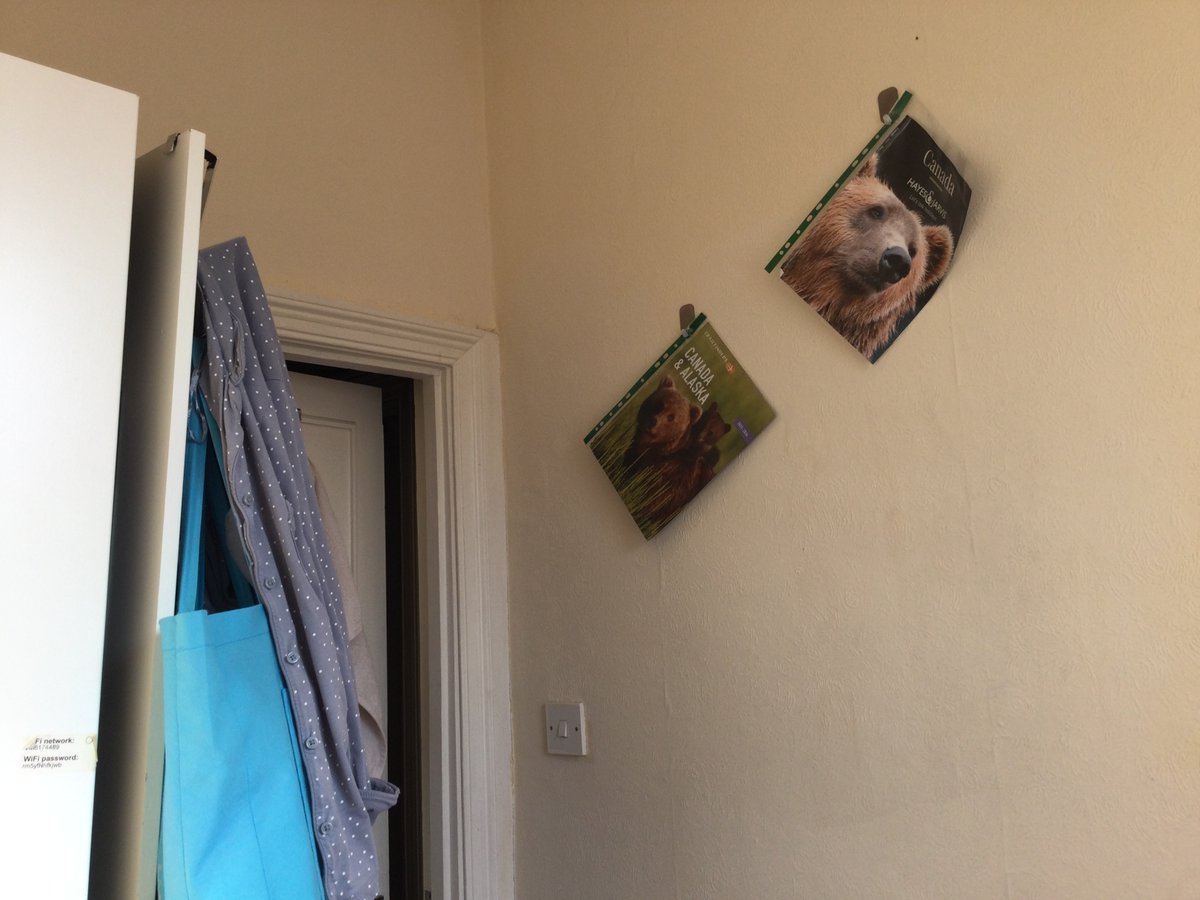 LondonChowClub's tweet photo. Som mor pics of our #boxroom ; it’s #small but #south -facin’ an’ #warm on a #sunny day.  Lil #bears liv on tops of da box an’ #fridge etc an’ da real #daddy , #mummy an’ #cub on da #wall .  But #remember , no 1 puts #Lucy @ da #corner , ok? https://t.co/6UaRrp3OsY