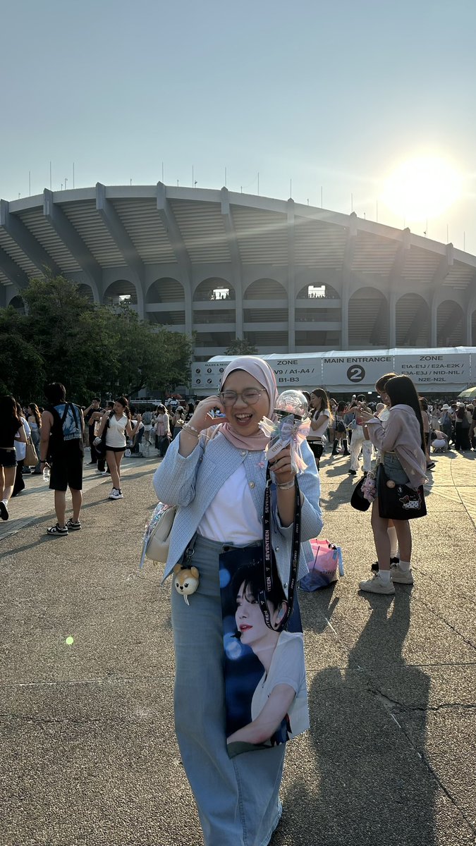 atirahnrmi's tweet photo. my first overseas concert for seventeen i really made it aaa nak nangissss 😭🩵🩷 i still speechless #SEVENTEEN_RIGHT_HERE_IN_BANGKOK #SEVENTEENinBKK https://t.co/1gltMCczri