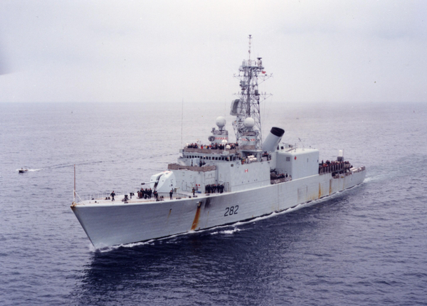 RLitwiller's tweet photo. #OTD 18/2/1991 #RememberRCN -HMCS ATHABASKAN (3rd) with its 2 #SeaKings, successfully leads USShips TRIPOLI & PRINCETON out of a minefield in Northern #PersianGulf, after both ships had struck mines. Once safe "AthaB" sent over pallets of beer for the USN Sailors. https://t.co/1WCPl5hHHc