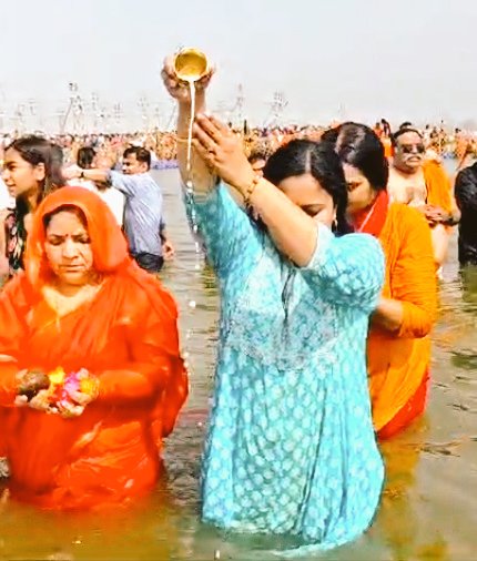 AJAYAWASTHI108's tweet photo. आज प्रयागराज के पावन संगम में स्नान करने का सौभाग्य प्राप्त हुआ। यह केवल जल में डुबकी लगाना नहीं था, बल्कि आत्मशुद्धि, आस्था और नवचेतना का अनुभव था। जैसे गंगा, यमुना और अदृश्य सरस्वती का संगम पवित्रता का प्रतीक है, वैसे ही जीवन में भी श्रद्धा, ज्ञान और कर्म का संगम हमें श्रेष्ठ बनने की प्रेरणा देता है।

संगम के निर्मल जल ने यह संदेश दिया कि मन की अशुद्धियों को धोकर हम नई ऊर्जा के साथ आगे बढ़ें। बीते हुए कल के बंधनों को छोड़कर, आने वाले कल की ओर आशा और सकारात्मकता के साथ बढ़ें। जैसे नदी अपने प्रवाह में बाधाओं को पार कर निरंतर आगे बढ़ती है, वैसे ही हमें भी अपने जीवन में हर चुनौती को आत्मविश्वास के साथ पार करना चाहिए।

यह स्नान केवल शरीर को नहीं, आत्मा को भी शुद्ध करने का माध्यम बना। आओ, हम सभी अपने विचारों को निर्मल करें, अपने कर्मों को पावन करें और अपने जीवन को समाज के कल्याण के लिए समर्पित करें। यही सच्ची आस्था, सच्ची साधना और सच्चा जीवन है।

हर हर गंगे! जय संगम!