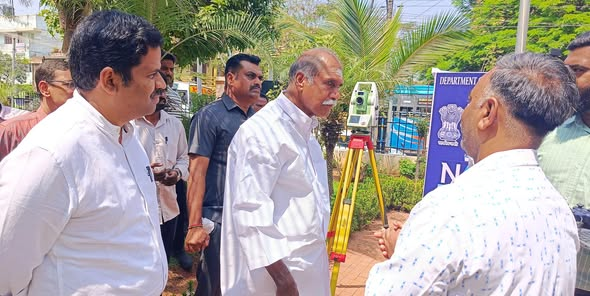 airnews_puduvai's tweet image. ட்ரோன்கள் மூலம் சேகரிக்கப்படும், புவி அமைவிடத்தரவுகளின் அடிப்படையிலான NAKSHA-தேசிய நகர்ப்புற நில அளவைத் திட்டத்தை,  புதுச்சேரி மாநிலம் முருங்கப்பாக்கம் வருவாய் கிராமத்தி்ல்   முதலமைச்சர் திரு. ரங்கசாமி இன்று தொடக்கி வைத்தார். 
 #NAKSHA #DroneMapping #LandSurvey