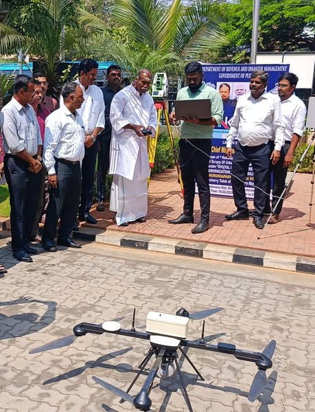 airnews_puduvai's tweet image. ட்ரோன்கள் மூலம் சேகரிக்கப்படும், புவி அமைவிடத்தரவுகளின் அடிப்படையிலான NAKSHA-தேசிய நகர்ப்புற நில அளவைத் திட்டத்தை,  புதுச்சேரி மாநிலம் முருங்கப்பாக்கம் வருவாய் கிராமத்தி்ல்   முதலமைச்சர் திரு. ரங்கசாமி இன்று தொடக்கி வைத்தார். 
 #NAKSHA #DroneMapping #LandSurvey