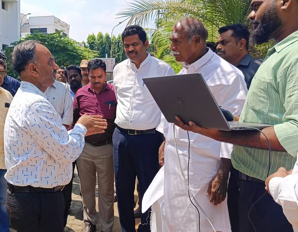 airnews_puduvai's tweet image. ட்ரோன்கள் மூலம் சேகரிக்கப்படும், புவி அமைவிடத்தரவுகளின் அடிப்படையிலான NAKSHA-தேசிய நகர்ப்புற நில அளவைத் திட்டத்தை,  புதுச்சேரி மாநிலம் முருங்கப்பாக்கம் வருவாய் கிராமத்தி்ல்   முதலமைச்சர் திரு. ரங்கசாமி இன்று தொடக்கி வைத்தார். 
 #NAKSHA #DroneMapping #LandSurvey