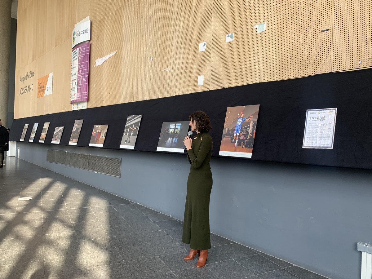 📸 Inauguration de l'exposition photo "Athlètes à l'université" Découvrez dans le hall des Chênes 1 une série de portraits mettant en lumière les sportifs de haut niveau de CY Cergy Paris Université. Une belle occasion de valoriser leur parcours académique et performance sportive