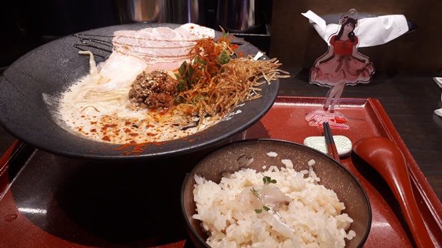 amunenacky's tweet photo. 東京遠征、土曜日の唯一の収穫(佳林とは無関係)
ヲ友達のブログで興味を持って行ってきました
水道橋駅近くの「鯛担麺専門店 恋し鯛」
1辛にしましたが、辛味と程よい甘味が良い按配で旨いことよ!スープ全部飲み干すなんて、僕はめったにないんですけどね😆鯛めしも激うまでした
#SBHB https://t.co/VycTLfXjN4