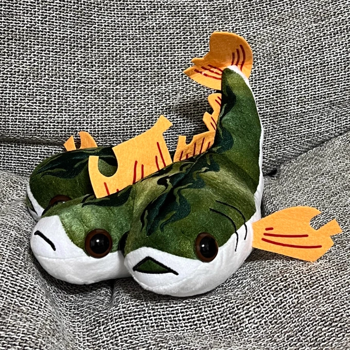 『DREDGE』の頭みっつあるタラのぬいぐるみがあると知って買った!かわいい 癒される気もするし正気度が削られる気もする