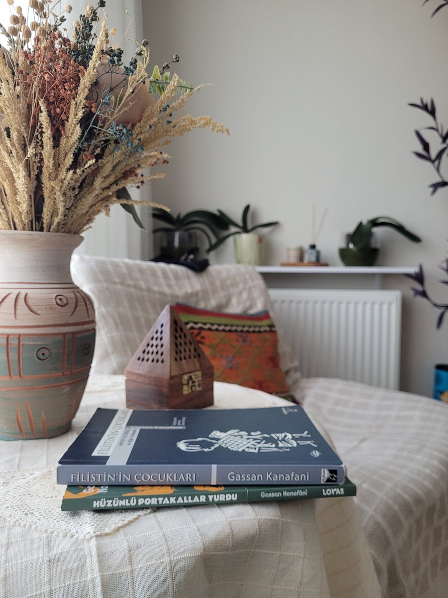 Gassan Kanafani hikayeleri ile direniş edebiyatinin  geliştirmesinde öncülük etti.   Nitekim kendi yaşam öyküsü İle Filistin'in hikayesi/tarihi de çok benzerdir. #okunasikitaplar