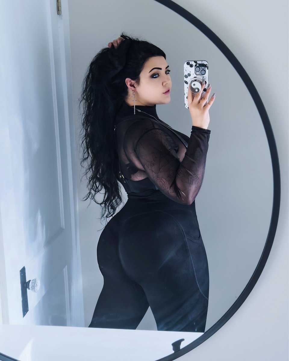 pringothicbean's tweet photo. Just your daily reminder that confidence is contagious. #ThickThighsSaveLives #PawgLife #CurvyGirlsRule #ThickAndFabulous #DarkAesthetic https://t.co/L8hGsB6ifi