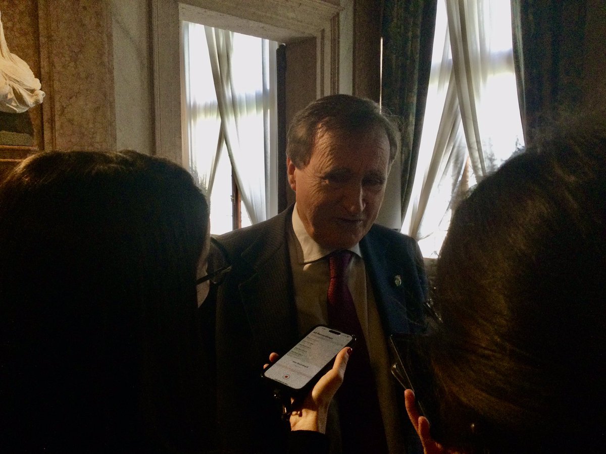 Cat_Bauer's tweet photo. The mayor of Venice actually arrived early at Ca’ Rezzonico to present the 2025 program of the #MUVE https://t.co/LUukldluGl
