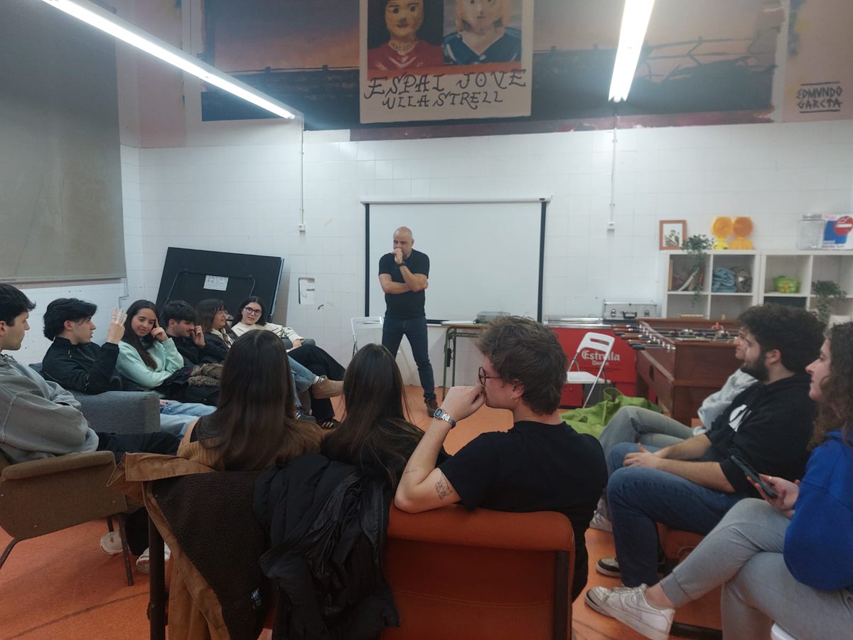 📷Ahir vam fer un Taller per a la promoció de l'associacionisme i l'empoderament #juvenil en el que van participar un grup de dotze #joves d'entre 18 i 20 anys a l'Espai Jove (Pati de les Moreres) a <a href="/ajullastrell/">Ajuntament d' Ullastrell</a>, amb la dinamització de l'<a href="/EscolaElSol/">Escola Lliure el Sol, sccl</a> per oferir recursos i eines.