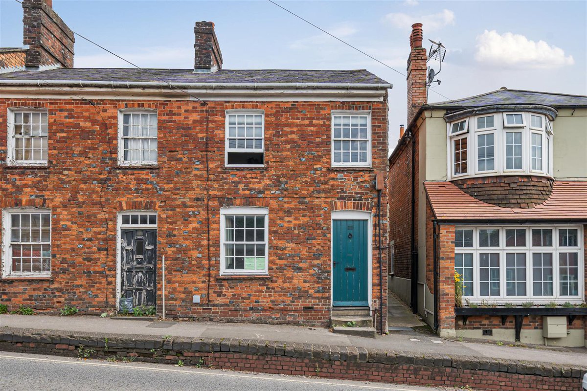Herd Street, Marlborough

This Grade II listed 2-bed cottage is within walking distance of Marlborough high steet. While it does need some cosmetic improvements, it's full of character &amp; planning is applied for to extend.

🌳Large garden
💳£250,000

shorturl.at/FWdDJ