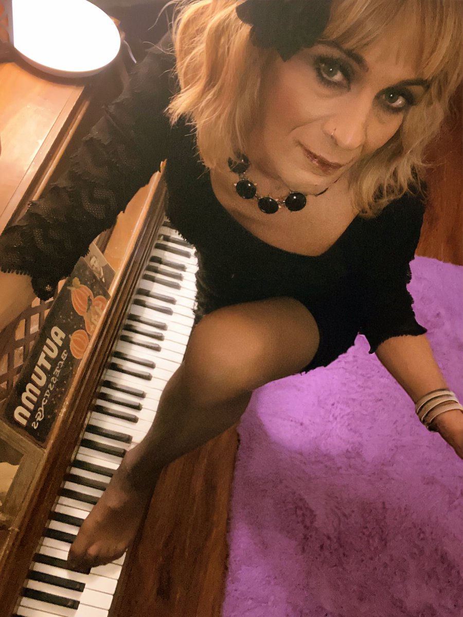 Mistress Nina Holly tweet media