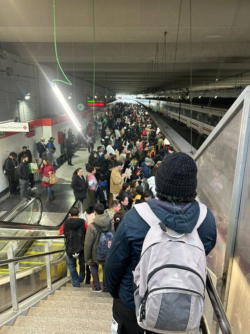 Mañana de retrasos, caos e incidencias en el Cercanías para los vecinos de Alcobendas. Presidente <a href="/sanchezcastejon/">Pedro Sánchez</a> y ministro <a href="/oscar_puente_/">Óscar Puente</a> ¡basta ya de maltratar a Madrid! ¿Para cuándo más inversiones?