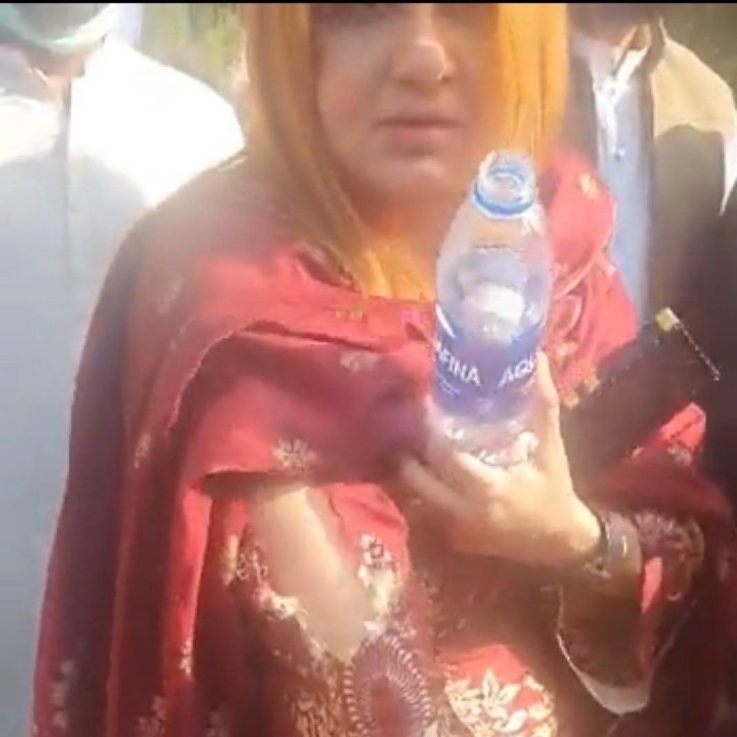 پولیس نے اس خاتون کے کپڑے پھاڑ دئے تھے ۔۔۔۔۔

کیا یہ بھی اسلامی روایات ہیں ؟؟؟
#Who_are_you #خان_پریشر_لے_گا_نہیں_دے_گا #LoveIslandAllStars #riyadh #ตบพยาบาล #GoodBadUgly #WhoAreYou