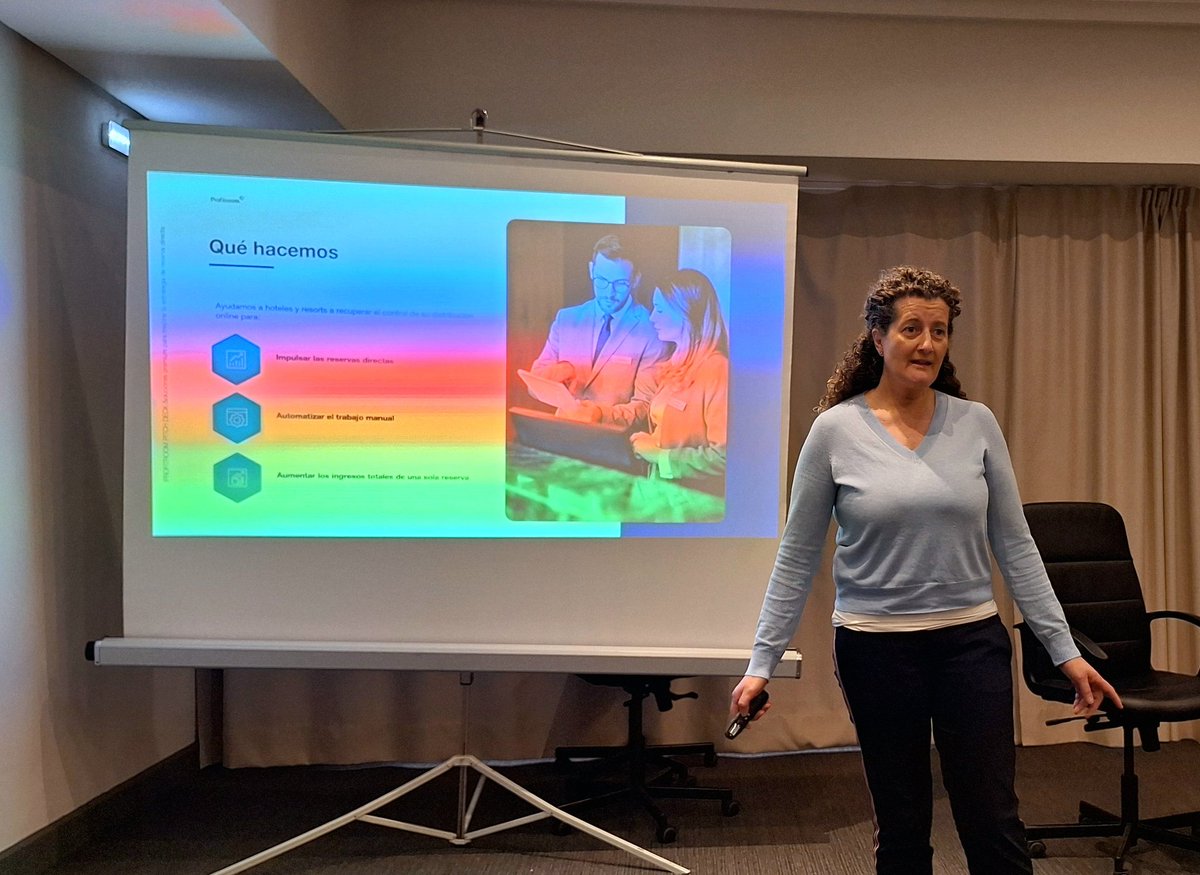 🙋‍♂️ Vamos con la primera mesa redonda: "Cómo vender a las nuevas generaciones de viajeros"😃 Intervienen Elena Flores de <a href="/ProfitroomINT/">Profitroom</a>, Carolina Bobés de <a href="/dataria/">Dataria - Revenue Technology</a> y <a href="/pablolafitte/">Pablo Laffitte 帕布罗</a>. Modera <a href="/danielperov/">Daniel Pérez Rovira</a> de #TheRevenueRunRate #ExperienciasAEDH #Hoteles #EventosHostelería