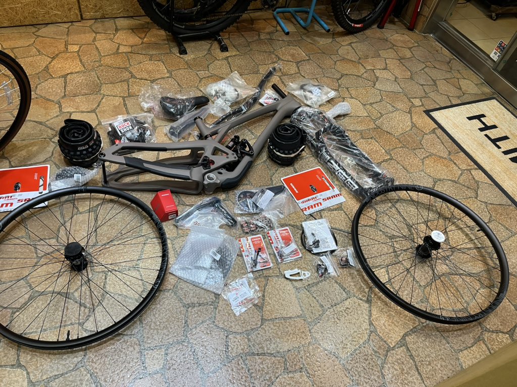 astbikes's tweet photo. 悪魔さんの箱を開けると、見事にばらばらの食材達😋これから#astbikes シェフg-papaの調理にて#evil #wreckoning が味付け致します🫡#マウンテンバイク #フルサス #カーボン #エンデューロ #ダウンヒル #rockshox #sram #industrynine #bikeyoke #wtb #raceface https://t.co/qnmL2gZ2Ty