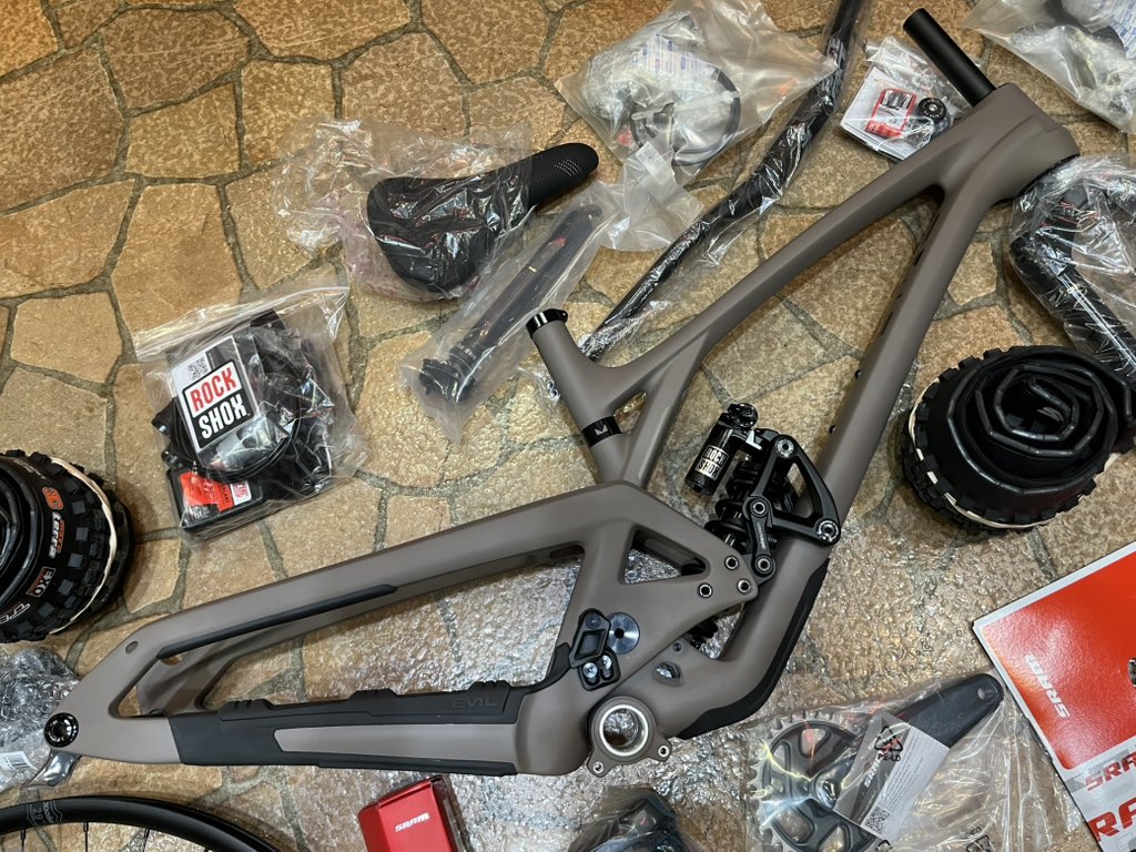astbikes's tweet photo. 悪魔さんの箱を開けると、見事にばらばらの食材達😋これから#astbikes シェフg-papaの調理にて#evil #wreckoning が味付け致します🫡#マウンテンバイク #フルサス #カーボン #エンデューロ #ダウンヒル #rockshox #sram #industrynine #bikeyoke #wtb #raceface https://t.co/qnmL2gZ2Ty