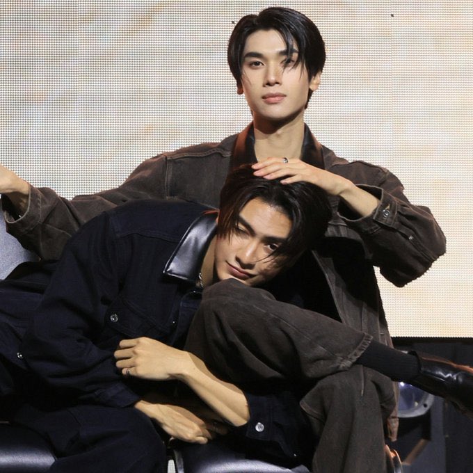 ChenRcj's tweet photo. จุง : lol ปีนี้ทำอะไรดีวะ 
ดัง : ได้หมด 
จุง : ได้ 
ดัง : …
จุง : … https://t.co/RemFOM7ci9