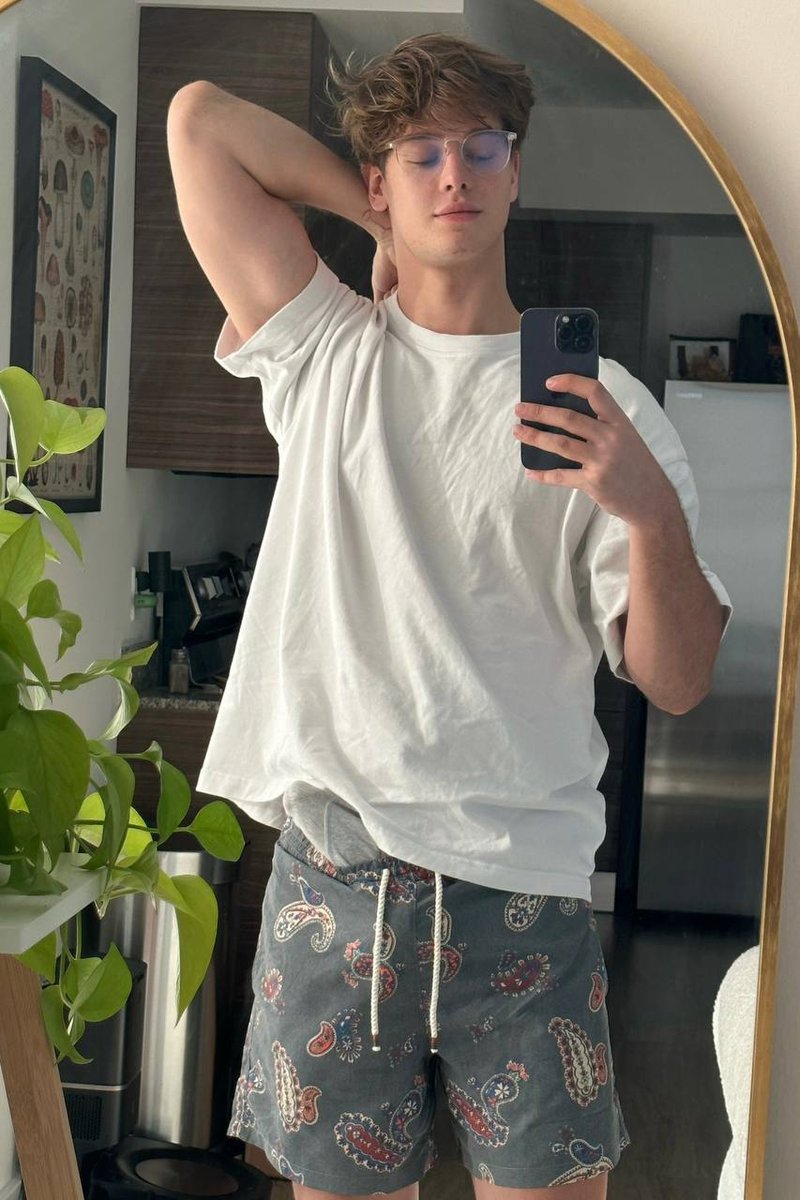 Say “hi” if you want my d pics.