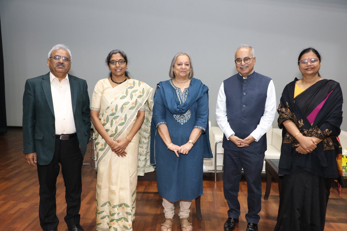 cdriacademy's tweet photo. 🎉 CSIR-CDRI's 74th Annual Day Celebrations!

Honored to have Mr. GV Prasad, Co-Chairman &amp; MD, Dr. Reddy’s Labs, as Chief Guest. 🚀

He emphasized the need for India to shift from volume exports to value-driven pharma innovation, aiming for a top 5 global position by 2047. https://t.co/S47MnMRVEB
