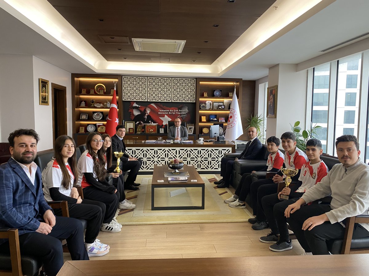 Gençlik ve Spor Bakanlığı Okul Sporları yarışmalarında İstanbul İl Birincisi olan Osman Nuri Bakırcı Ortaokulu Floor Curling Yıldız Kız ve Yıldız Erkek Takımı öğrencileri, Kaymakamımız <a href="/CobanogluF/">Fatih Çobanoğlu</a>’nu ziyaret etti.