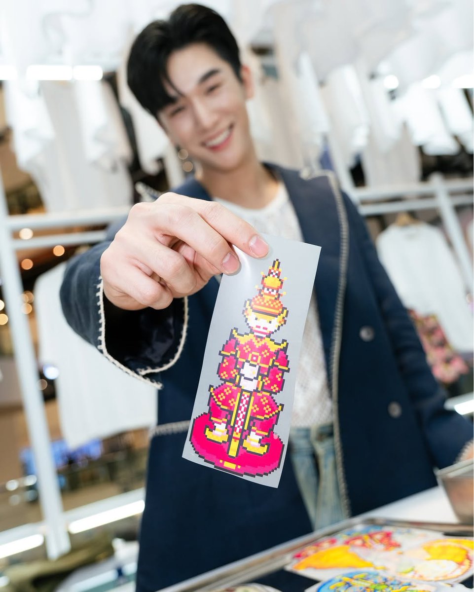 MoslhongUNverse's tweet image. MosBank ออกแบบเสื้อ “ยืดเปล่า” ในสไตล์ของตัวเองแล้ว ที่งาน #FutureLab Volume 4 : Design Culture

📷 IG Update : siamdiscovery
🗓 18/02/2025
📍instagram.com/p/DGMyoXaTvBg/…

@mos_psl #moslhong #MosBank 
#มอสภาณุวัฒน์ #MosPanuwat
[Admin:กระเทียม🧄]