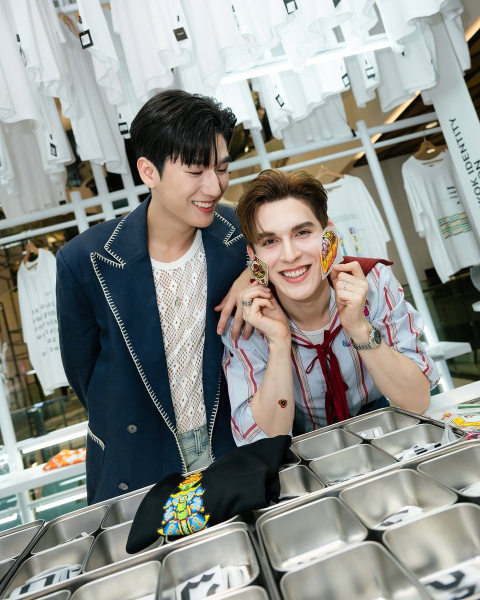 MoslhongUNverse's tweet image. MosBank ออกแบบเสื้อ “ยืดเปล่า” ในสไตล์ของตัวเองแล้ว ที่งาน #FutureLab Volume 4 : Design Culture

📷 IG Update : siamdiscovery
🗓 18/02/2025
📍instagram.com/p/DGMyoXaTvBg/…

@mos_psl #moslhong #MosBank 
#มอสภาณุวัฒน์ #MosPanuwat
[Admin:กระเทียม🧄]