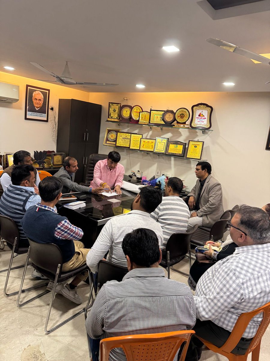 आज अपने नांगलोई विधानसभा के सभी डिपार्टमेंट के प्रमुख अधिकारियों के साथ बहुत ही महत्वपूर्ण बैठक सफलतापूर्वक सम्पन्न हुई बैठक आने वाले दिनों में हम अपनी विधानसभा को एक आदर्श विधानसभा कैसे बनाए समस्याओ को कैसे कम किया जाए जनसेवा के कार्यो में तेजी के साथ साथ क्षेत्र की जनता को उसका