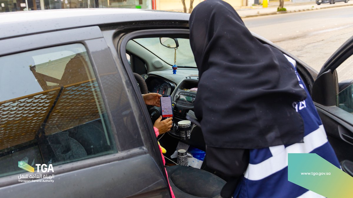 Saudi_TGA's tweet photo. لتحسين تجربة المستفيدين وضمان تقديم خدمات النقل بأعلى معايير الجودة، نفذت #الهيئة_العامة_للنقل_TGA بالتعاون مع @SaudiTransport عمليات فحص جودة النقل العام في منطقة القصيم، شملت معايير سهولة التنقل، توفر المركبات، الحجز، النظافة، وجودة الخدمات؛ وذلك في إطار تطوير القطاع وتعزيز كفاءته.