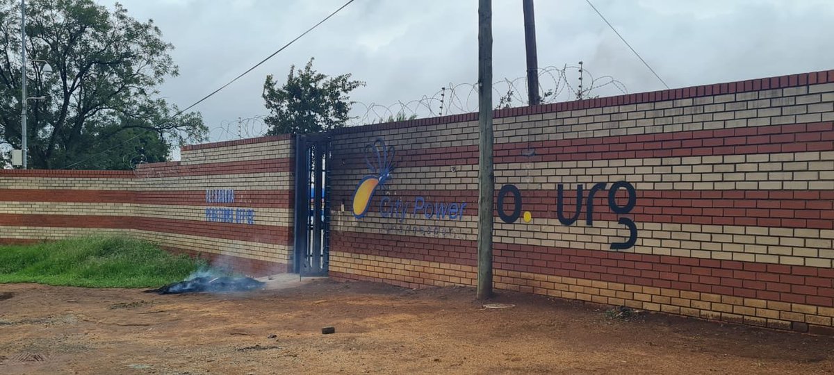 Ethel_Khumalo's tweet image. Alexandra residents are protesting outside of City Power building. This comes after they have been without electricity for several days. They have barricaded London Rd with burning tyres and stones. @eNCA #QuestionThinkAct #DStv403