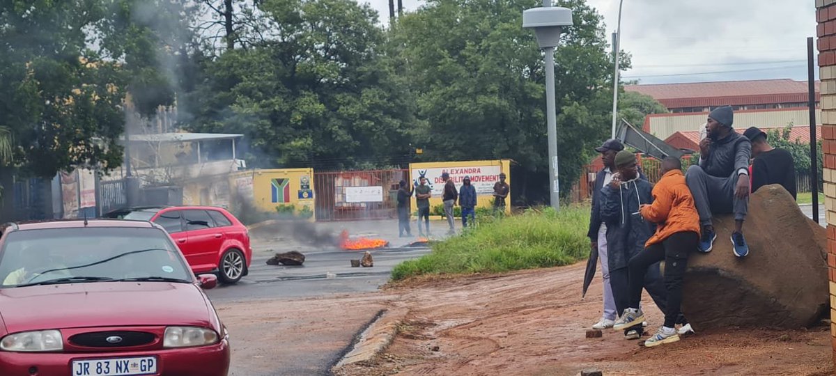 Ethel_Khumalo's tweet image. Alexandra residents are protesting outside of City Power building. This comes after they have been without electricity for several days. They have barricaded London Rd with burning tyres and stones. @eNCA #QuestionThinkAct #DStv403