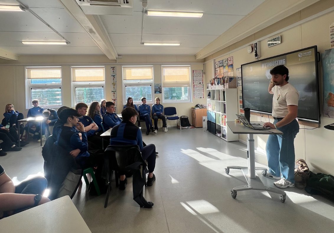 colmhuirecoed's tweet photo. Míle buíochas le Dónall ó @CnaG a tháinig chun @colmhuirecoed leis an Seó Bóthair. Is ceardlann idirghníomhach í an Seó Bóthair a spreagann daltaí chun smaointeoireacht chriticiúil a dhéanamh maidir lena dtuairimí i leith na teanga.Bhain an daltaí an-taitneamh as.
@TipperaryETB https://t.co/k5IleFqf3d