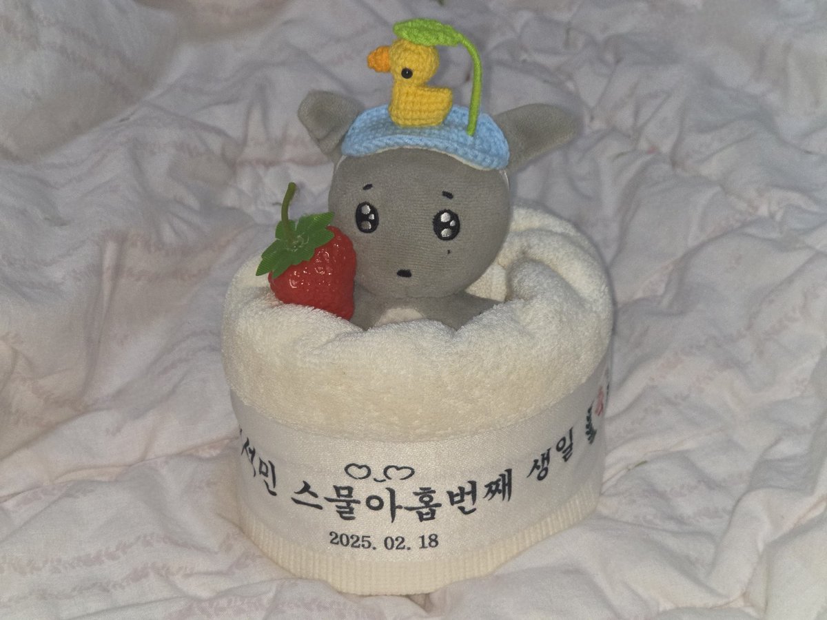 kne1biteplz's tweet image. 스물아홉번째돌기념수건 선물받았슨니다🤍🩵🤍🩵🤍🩵
캬캬컄ㅋㅋ넘기여워서 방에걸어두고 매일매일볼거이에요 😍