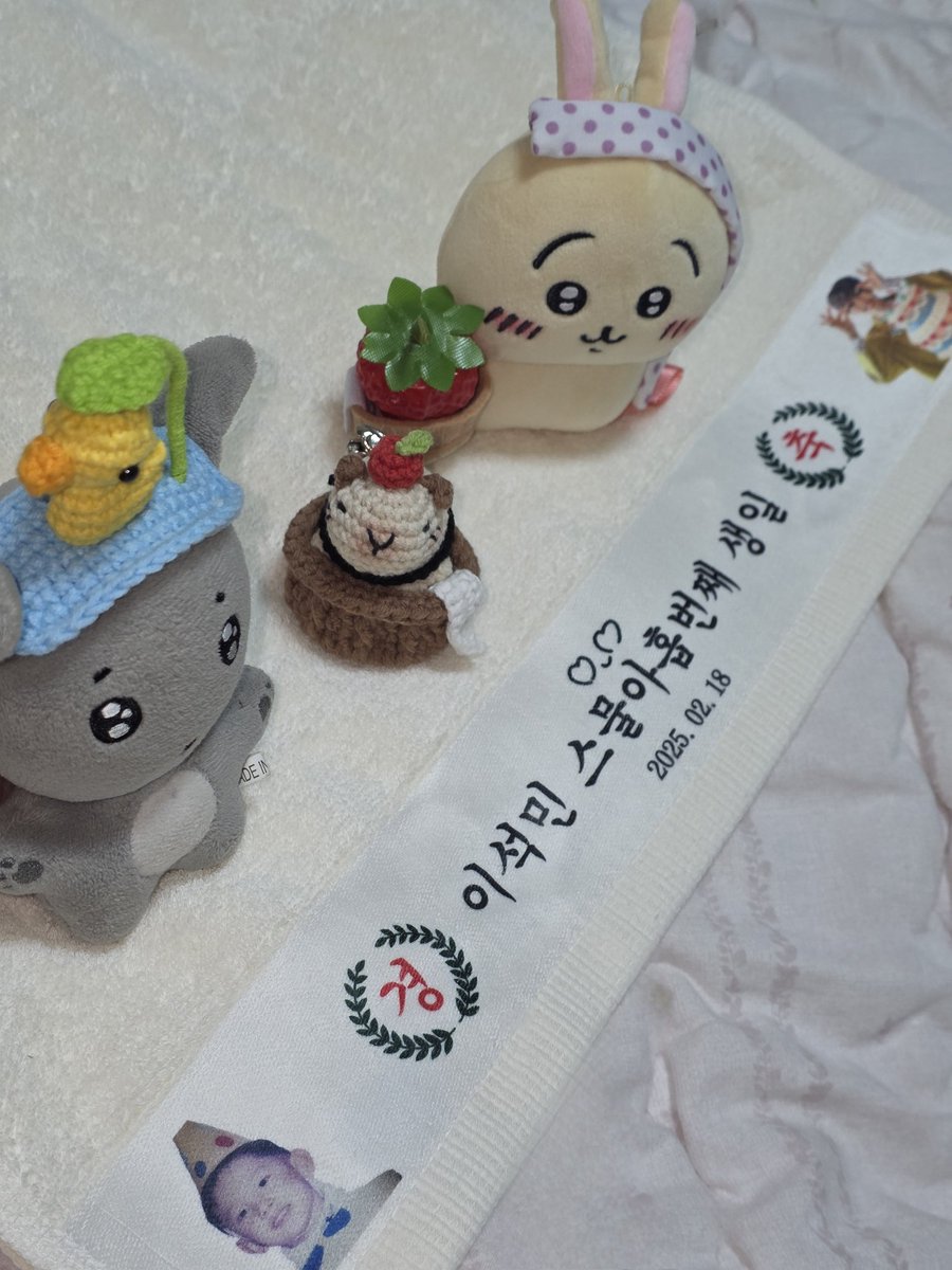 kne1biteplz's tweet image. 스물아홉번째돌기념수건 선물받았슨니다🤍🩵🤍🩵🤍🩵
캬캬컄ㅋㅋ넘기여워서 방에걸어두고 매일매일볼거이에요 😍