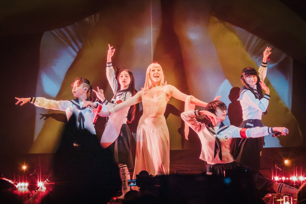 AURORA
・
激しく,優しく,美しく。変わらぬ意志,寄り添う姿勢。全身全霊で一人ひとりに届くように歌う姿に🫀射貫かれた。時折見せる愛くるしい仕草とお茶目なMCにホッコリ☺️

アンコールで新しい学校のリーダーズがサプライズ共演🙌
#オーロラWHTTE
SEのケイト・ブッシュ,コクトー・ツインズに然り