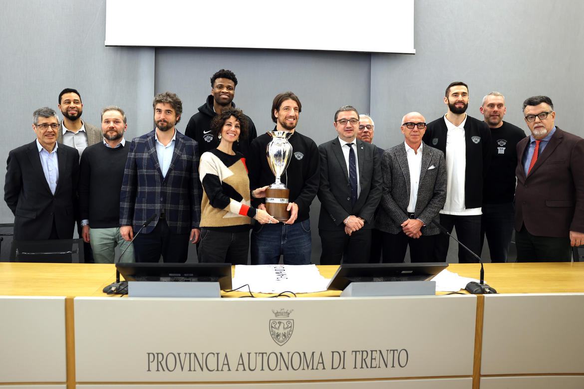 Provincia autonoma di Trento (@provinciatrento) on Twitter photo La Giunta provinciale ha accolto <a href="/AquilaBasketTN/">Dolomiti Energia Trento</a>.
I giocatori e la dirigenza del club cestistico trentino fresco vincitore della #copppaitalia ricevuti questa mattina in Sala Belli.
#WeDieHard #Trentino #Trento #basket
La notizia
ufficiostampa.provincia.tn.it/content/view/f… La Giunta provinciale ha accolto <a href="/AquilaBasketTN/">Dolomiti Energia Trento</a>.
I giocatori e la dirigenza del club cestistico trentino fresco vincitore della #copppaitalia ricevuti questa mattina in Sala Belli.
#WeDieHard #Trentino #Trento #basket
La notizia
ufficiostampa.provincia.tn.it/content/view/f…