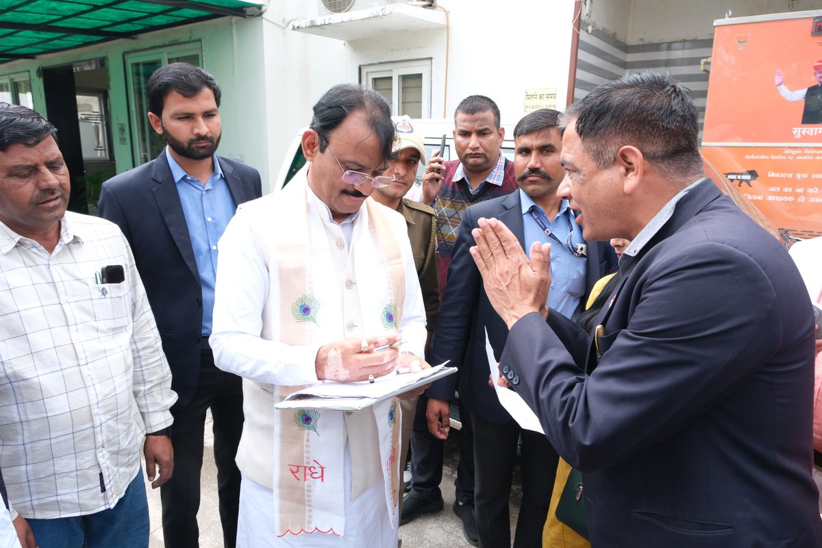 #भागीरथ_ट्रैफिक_फाउंडेशन अध्यक्ष भागीरथ भँवरिया ने उप मुख्यमंत्री प्रेमचंद बैरवा से मुलाकात की और पुलिस से जुड़ी मांगों व नई भर्ती पर चर्चा की। बाद मे सभी मांगों को सुनकर आश्वासन दिया कि इन्हें विधानसभा में उठाया जाएगा।
<a href="/BhajanlalBjp/">Bhajanlal Sharma</a> <a href="/BJP4Rajasthan/">BJP Rajasthan</a> <a href="/DrPremBairwa/">Dr Prem Chand Bairwa</a> <a href="/HansraajGurjar/">Hansraj Gurjar</a>