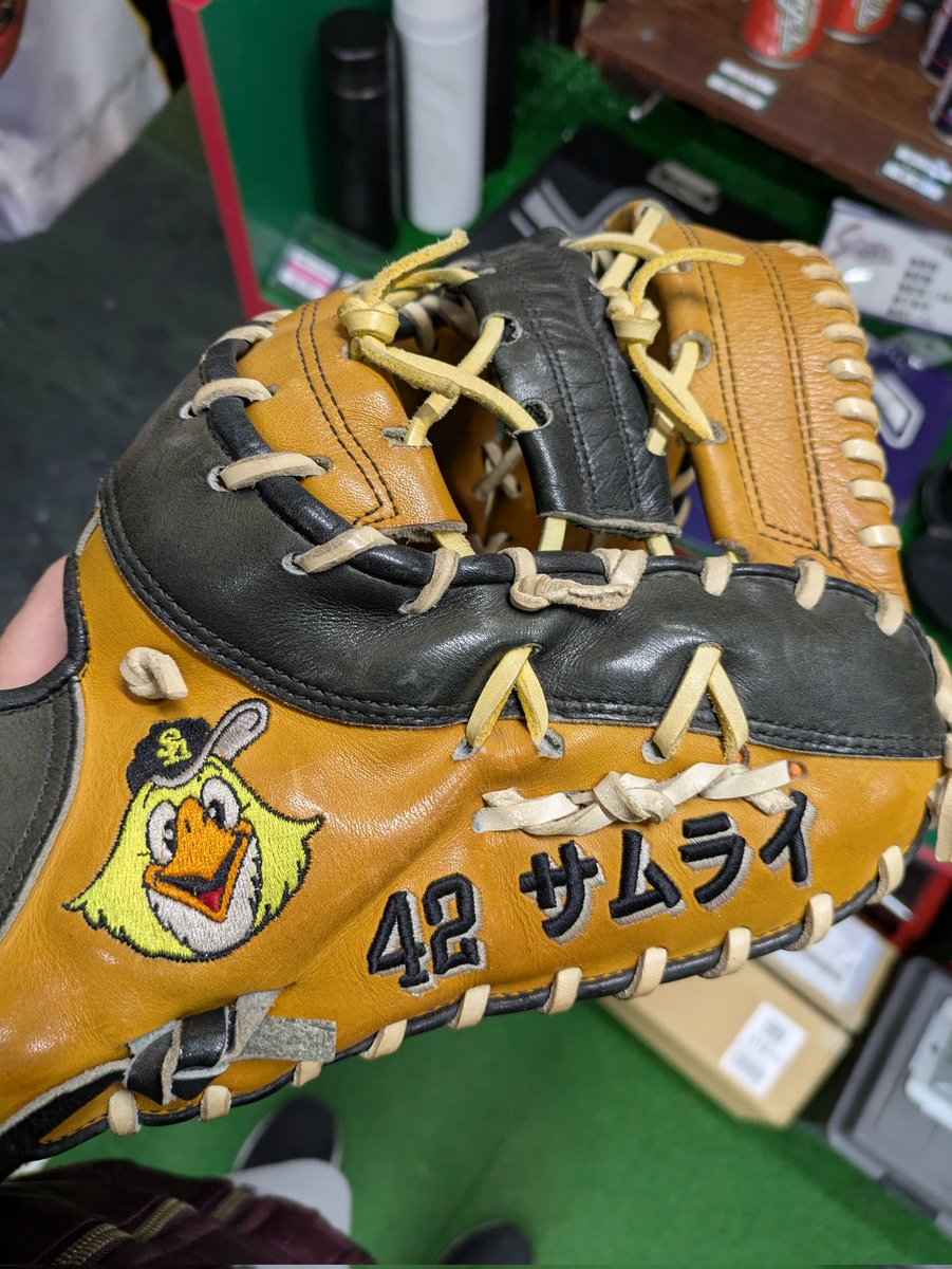mashibatora's tweet photo. 昨日僕の大好きなズレータさんが目の前にいたからビビりながらサイン下さいって言ったらアトデネって言われたから諦めてたけど戻って来てサインくれて神。帰り際にマタネって言われて惚れた。#久保田スラッガー https://t.co/wMxvHAT1K2