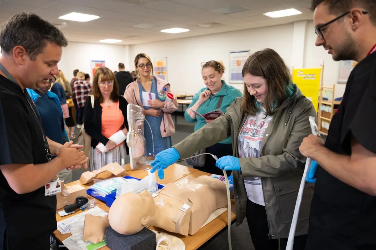 UniSouthWales's tweet photo. Open days are a fantastic opportunity to discover what it’s like to study at the University📚

It will also help you choose the right course for your future career💼

You can book your place today👇

🗓️Saturday 22 March
💻https://t.co/LNarBYwisi 

#USWOpenDay https://t.co/wkXPxLC5Ol