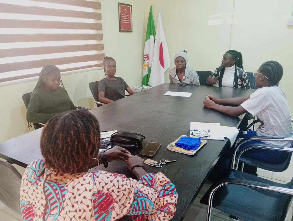 sports_friends's tweet image. Mentoring session with female coaches in Jos, Nigeria. Dairya (middle) asks, "Keep praying for us to be committed to the calling of God upon our lives!" 🙏🏾 #makingdisciples
