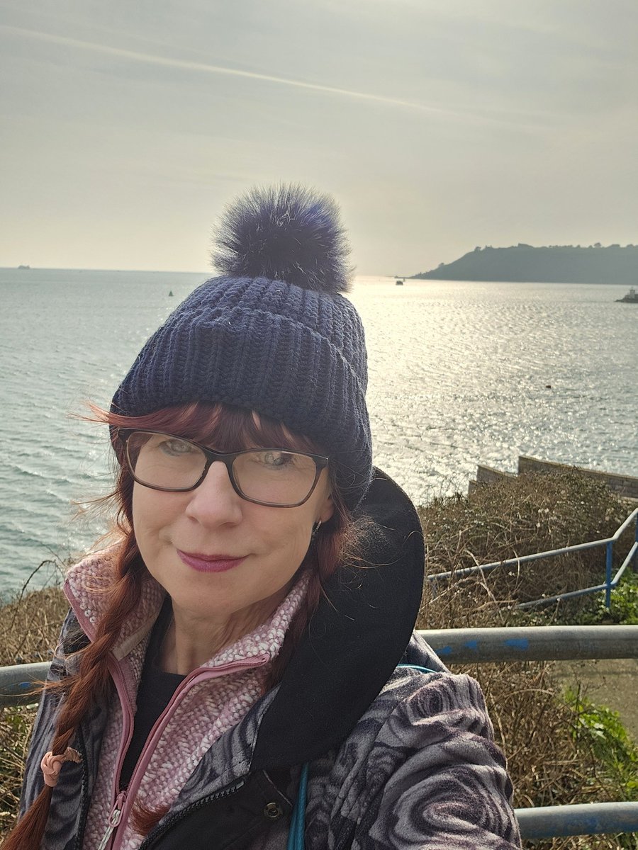 JackieGMs66's tweet photo. Blowing off the cobwebs. What a glorious day. Thank goodness for this hat #Plymouth #sunshine #selfie #Tuesday #TheHoe https://t.co/8sOe9IAvQp