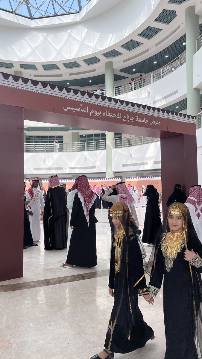 _iei8's tweet photo. تشرفت بالمشاركة في هذا اليوم بكوني "مرشد " للزوار في معرض جامعة جازان ليوم التأسيس، أجواء مميزة مليئة بالإرث التاريخي والتقاليد الأصيلة تعكس هوية الوطن ومجده🇸🇦🤎! 

#يوم_التأسيس_السعودي_2025 
#عمادة_شؤون_الطلاب 
#نشاطكم_يميزنا https://t.co/HF83Q6AqRj